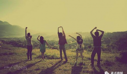 四个朋友,共绘人生画卷”